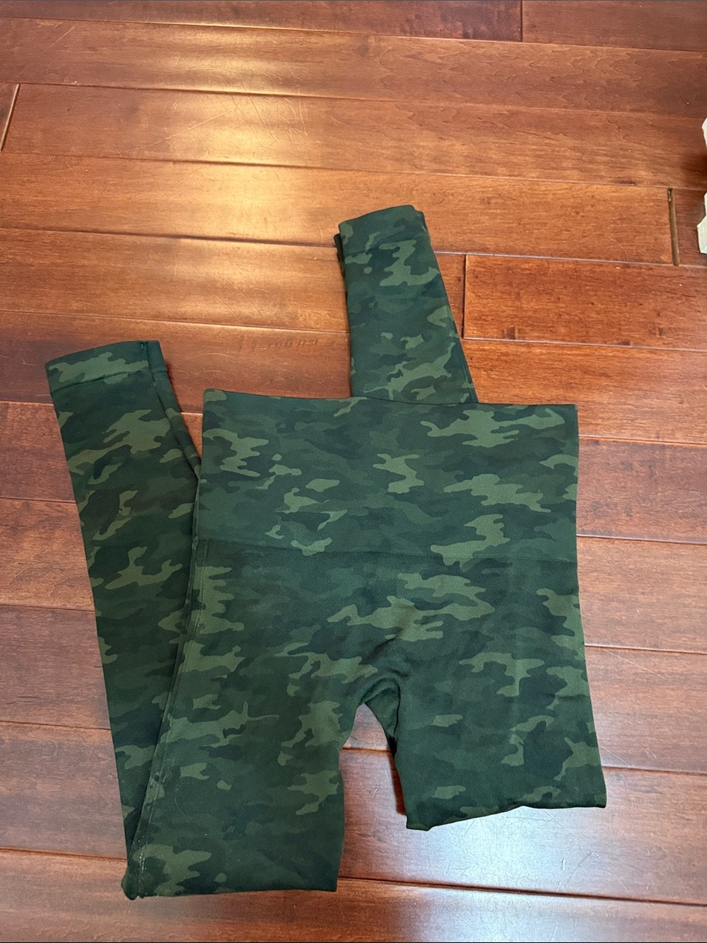 SPANX Cropped Seamless High Performance Camouflage Leggings